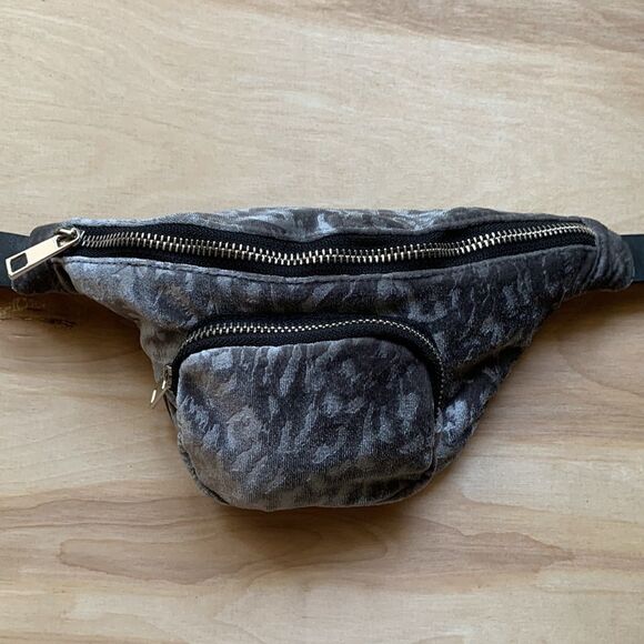 Steve Madden Belt Bag - Picture 4 of 10